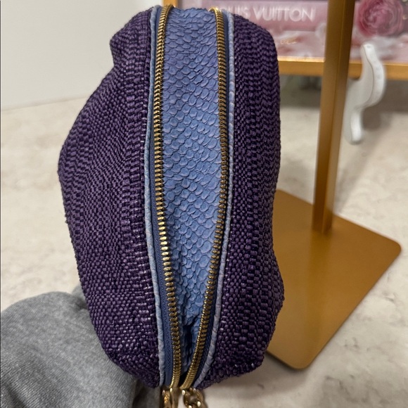 Henri Bendel purple woven expandable mini bag/wristlet - Picture 5 of 8